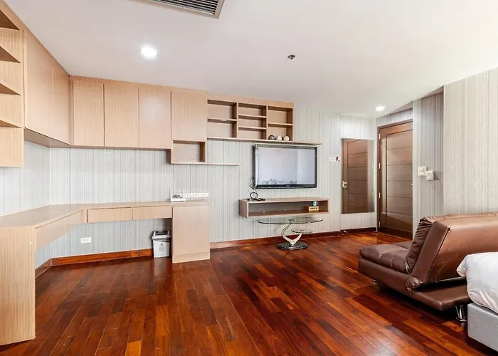 Large With 2beds Bts Chitlom Sukhumvit Bkk *